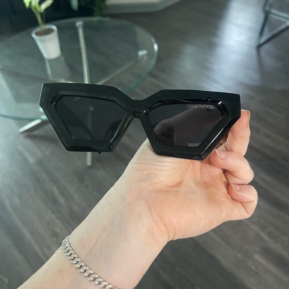 Louis Vuitton Accessories - LOUIS VUITTON SUNGLASSES